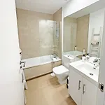 Апартаменты Modern With Year-round Open Pool Манилва
