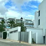 Апартаменты Modern With Year-round Open Pool