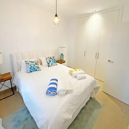 Modern With Year-round Open Pool Apartment *
