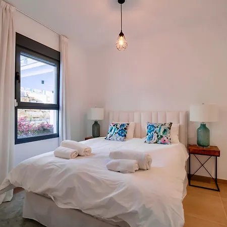 Modern With Year-round Open Pool Apartamento Manilva