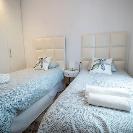 Modern With Year-round Open Pool Apartamento
