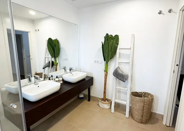 Modern With Year-round Open Pool * Manilva